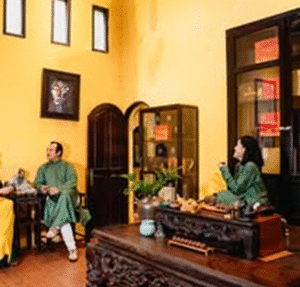 Thưởng trà đạo trong nhà rường cổ tại Bảo tàng Đồng Đình Đà Nẵng